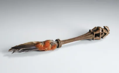 Fly-Whisk Handtag, med skårat åttkantigt grepp som slutar i en snidad bifrontal figur av en gud, Society Islands, Tahiti (trä)